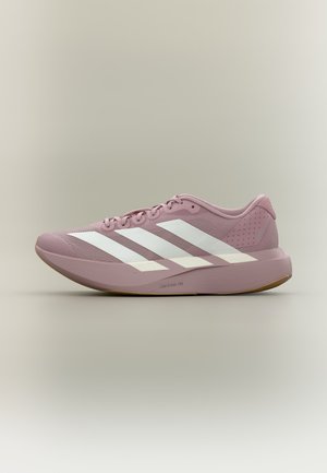 Ανοιχτό μωβ παπούτσι τρεξίματος Adidas με λευκές ρίγες, σχέδιο με κορδόνια και παχύ μαξιλαρωμένο πέλμα με την ένδειξη Lightstrike Pro, πλευρική όψη.