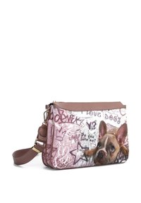 Borsa a tracolla marrone e bianca con grafica di un cane stampata e testo in stile graffiti. Caratterizzata da una chiusura con zip e un cinturino removibile.