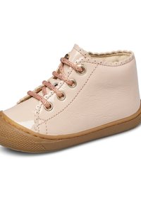 Růžová laková vysoká bota s hnědou gumovou podrážkou, zaoblenou špičkou, vlnitým límcem a růžovými tkaničkami ve zlatých očích.