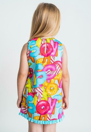 Farverig ærmeløs kjole med mønster af donuts, levende bogstaver og slikkepinde på lyseblå baggrund, med flæsekant forneden.