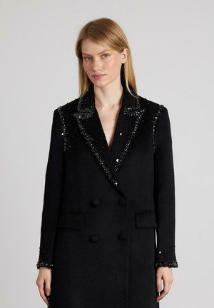 Abrigo de lana negro con diseño de doble botonadura, adornado con lentejuelas en el collar y los puños, con bolsillos de solapa y un corte ajustado.