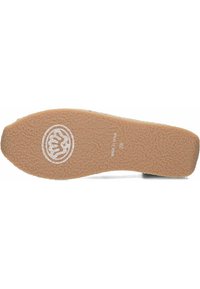 Flat sole van getextureerd bruin rubbermateriaal, met een cirkelvormig logo en de tekst "MADE IN TURKEY 38" in reliëf op de onderkant.
