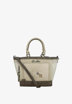 Beige Handtasche aus Kunstleder mit strukturiertem Körper, silbernen Akzenten, zwei kurzen Griffen und einem abnehmbaren Schulterriemen.