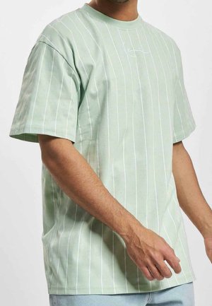 Hellgrünes kurzärmeliges T-Shirt mit vertikalen weißen Streifen, lockerer Passform und einem dezenten Logo auf der Brust bestickt. Weiches Baumwollmaterial.