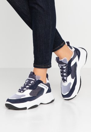 Sneakers - white