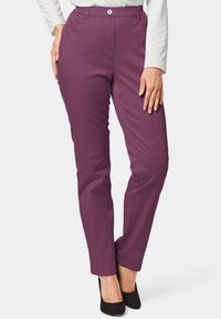 Paarse rechte pijpen gemaakt van een lichtgewicht materiaal, met een middelhoge tailleband met een knoopsluiting en zijzakken.