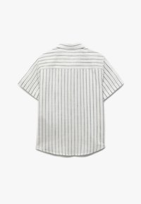 Camicetta a maniche corte in tessuto bianco con righe verticali blu navy, caratterizzata da uno yoke posteriore e una vestibilità rilassata.
