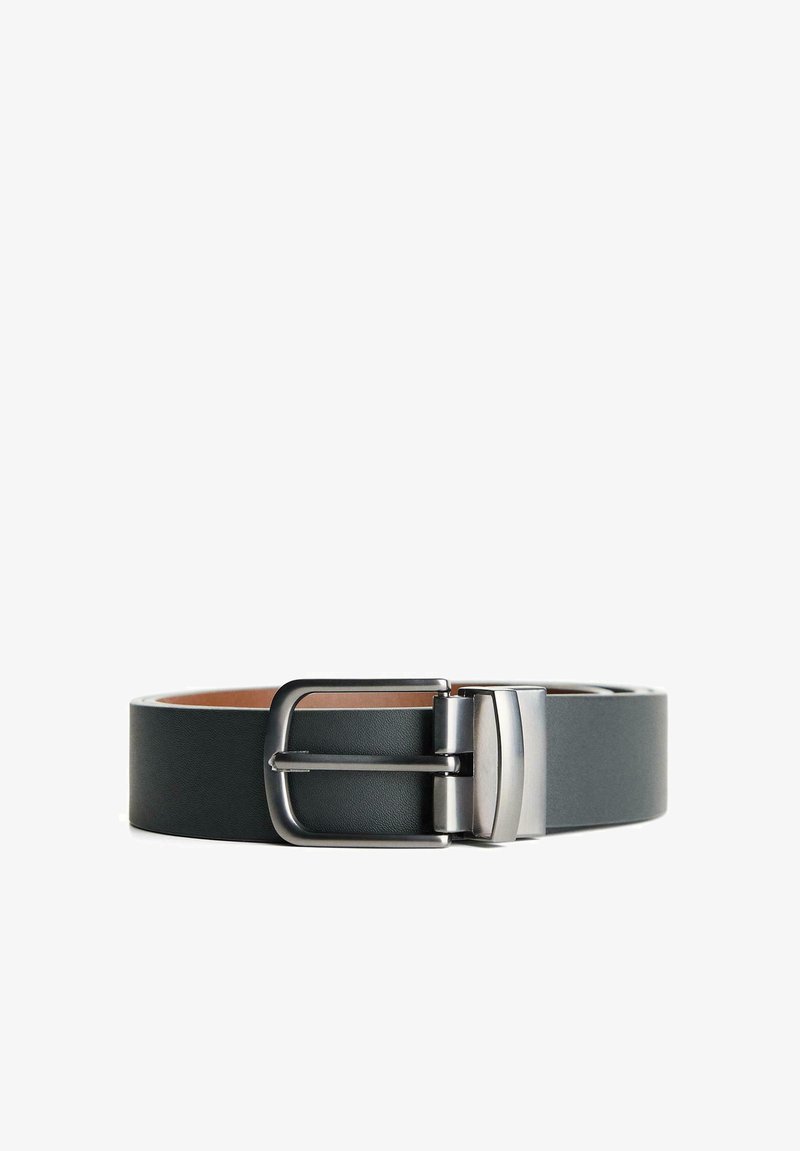 Ceinture en cuir noir avec boucle et passant en métal argenté, roulée à plat sur un fond blanc.