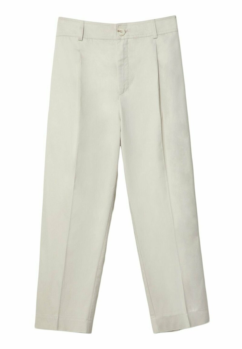 Pantaloni dritti color crema con chiusura a bottone e zip, passanti per cintura e pieghe frontali.