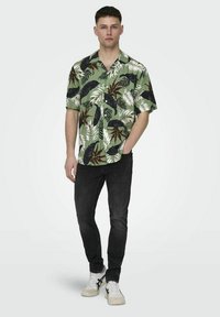 Only & Sons NORMAL GESCHNITTEN RESORT KRAGEN - Camisa - hedge green