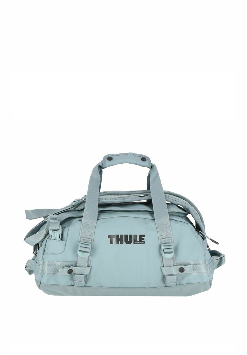 Bolsa de deporte azul claro con asas dobles, correa ajustable, múltiples bolsillos y logo de Thule. Fabricada con material duradero y resistente al agua.