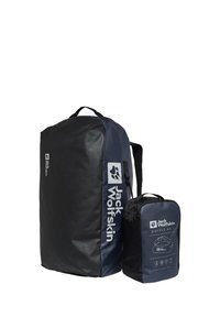 Zwarte en marineblauwe duffel bags met het Jack Wolfskin-logo; de grote tas heeft een rechthoekige vorm, een handvat aan de bovenkant en schouderbanden; de kleinere tas heeft een ritsopening.