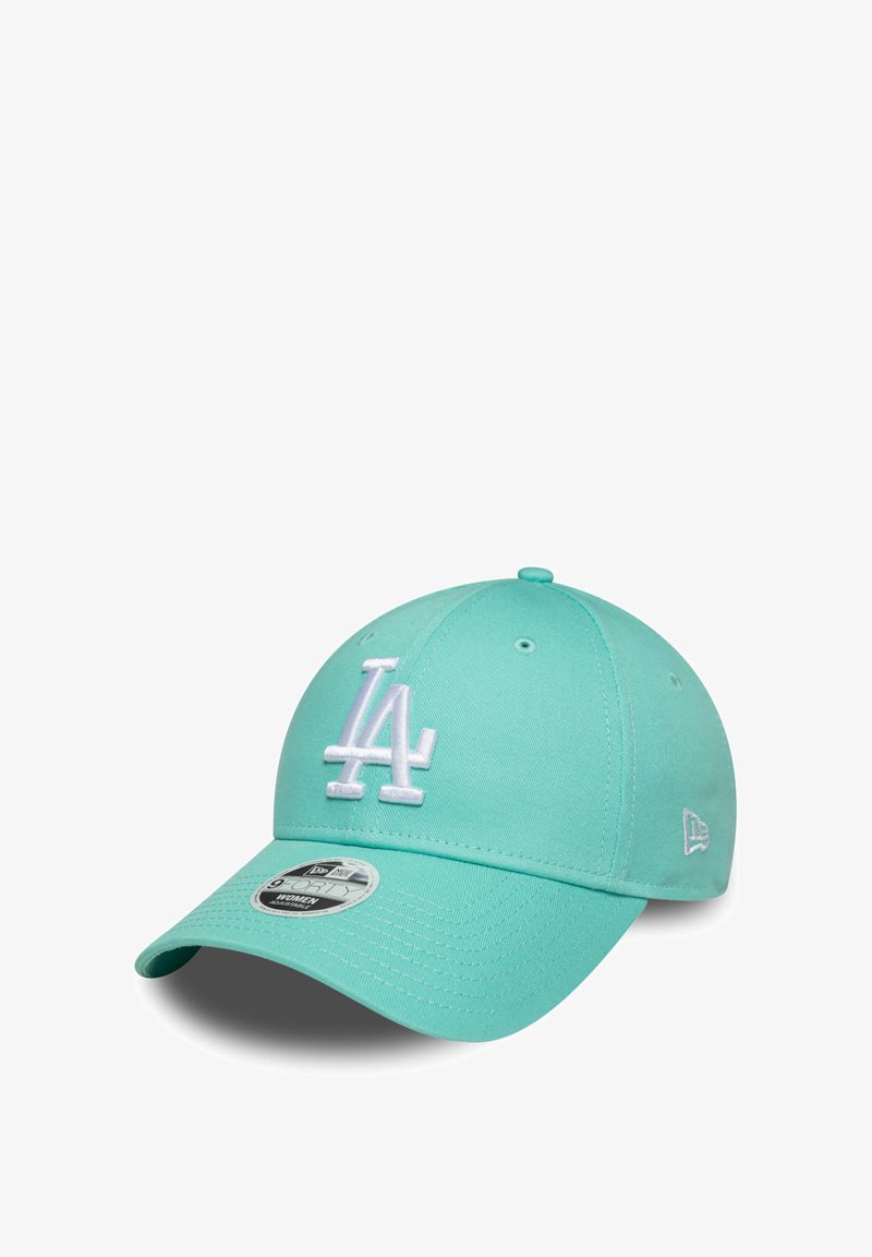 Helle türkisfarbene Baseballmütze mit einem erhabenen weißen "LA"-Logo, gebogenem Schirm und Belüftungsösen. Auf der Vorderseite befindet sich ein Größenetikett.