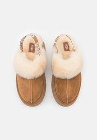 UGG FUNKETTE - Heeled mules - chestnut