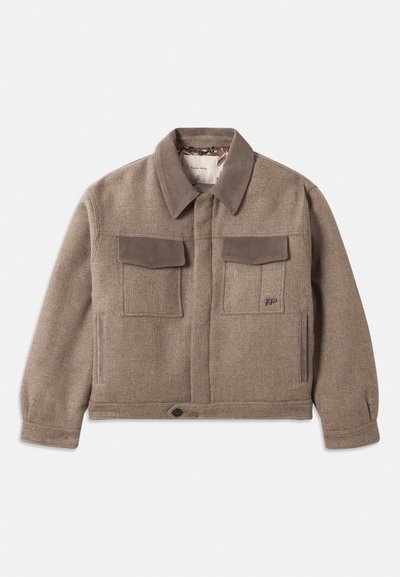 Taupe volneno jopico s otebnim ovratnikom in žepi z pokrovčki, sprednje zapiranje na gumb, dolgi rokavi in dva žepa na prsih s pokrovčki.