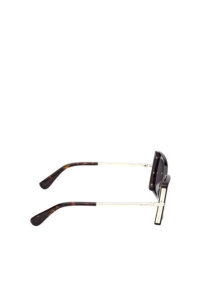 Želvovinové sluneční brýle obdélníkového tvaru se zlatým tónem, s mohutnými obrubami a tenkými kovovými stranicemi, viděné z boku na bílém pozadí.