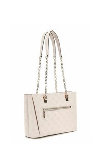 Sac fourre-tout synthétique rose avec des poignées en chaîne et en cuir, poche frontale zippée, motif de logo gaufré et forme rectangulaire structurée.