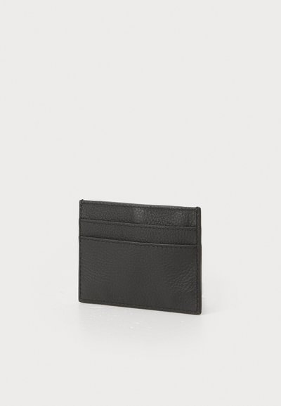 Tarjetero de cuero negro con superficie texturizada, que presenta cuatro ranuras para tarjetas y un diseño minimalista, de forma rectangular pequeña.