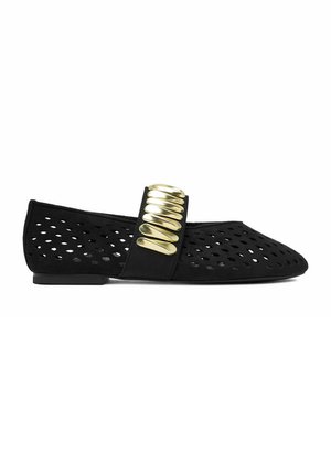 Zapato plano negro con lados perforados, punta en punta y una correa negra ancha adornada con adornos dorados curvos en la parte superior.