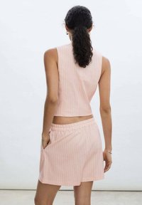 Różowy, w paski, zestaw topu w stylu crop i szortów, z bezrękawnym fasonem, elastyczną talią i bocznymi kieszeniami z miękkiego materiału.