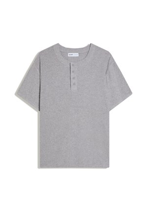 Rövid ujjú, bordázott felületű szürke henley póló, kerek nyakkivágással és három gombbal a gombolósávon, fehér háttéren laposan lefektetve.