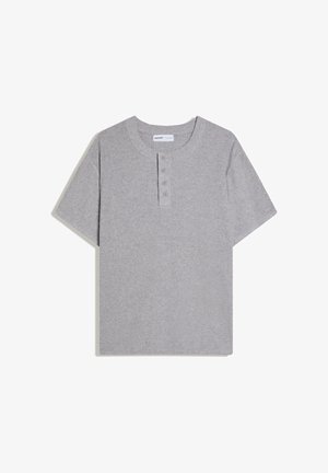 Šedé žebrované tričko henley s krátkým rukávem, kulatým výstřihem a třemi knoflíky na légě, položené na bílém pozadí.