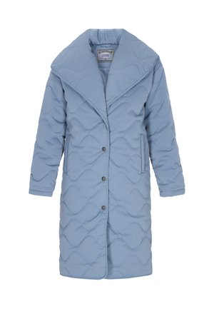 Manteau bleu matelassé avec un large col, des boutons sur le devant et des poches latérales. Présente un motif ondulé texturé sur l'ensemble du tissu.