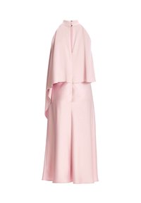 Robe midi rose pâle sans manches avec un col haut et un détail de cape fluide au dos, fermée par des boutons au col.