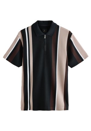 Koszulka polo z krótkim rękawem, prążkowana, z pionowymi paskami w kolorach czarnym, beżowym, brązowym i białym, z zamkiem z przodu pod kołnierzem.