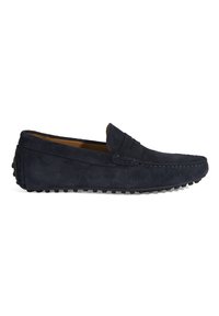 Marineblaue Wildlederslipper mit niedrigem Profil, abgerundetem Zeh und gestickten Details. Geformte Gummisohle mit kleinen Traktionsnoppen.