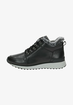 Botine negre din piele ecologică, căptușite cu blană sintetică gri, design cu șireturi, ochiuri metalice și talpă din cauciuc texturat.