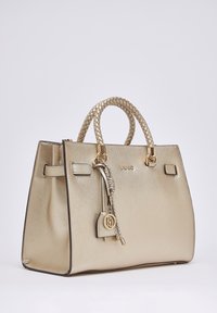 Goldfarbene Handtasche mit strukturierter Oberfläche, geflochtenen Griffen, Markenanhänger und "LIU JO"-Logo auf der Vorderseite, vor einem schlichten hellen Hintergrund.