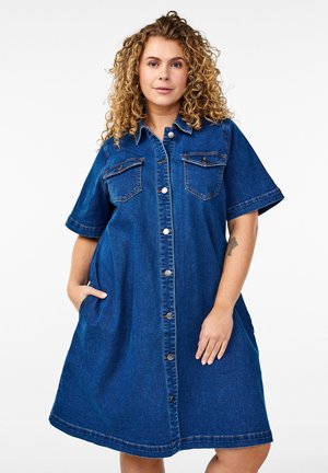 Dunkelblauses Jeanshemdkleid mit kurzen Ärmeln, Knopfleiste, zwei Brusttaschen und Seitentaschen; lockere Passform und knielang.