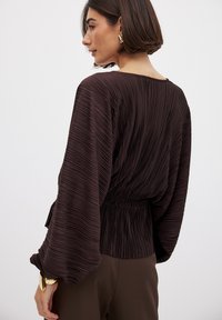 NA-KD Blus - brown