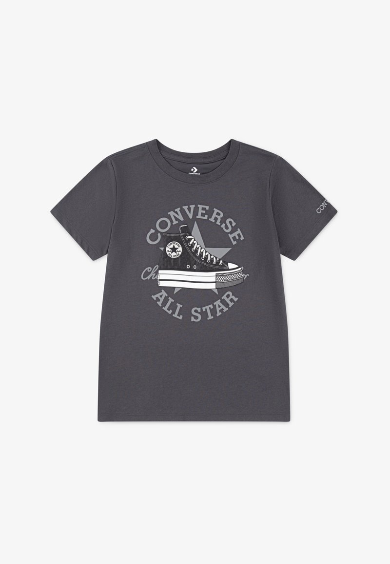 Hallid puuvillane t-särk, millel on musta Converse All Star tennisjalanõu graafika koos valgete ja hallide tekstidega ning täheskeemiga. Ümmargune kaeluse disain.