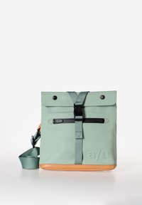Borsa impermeabile verde con chiusura a rotolo, tasca con zip nera, tracolla regolabile e fondo arancione. Presenta il logo impresso di lato.