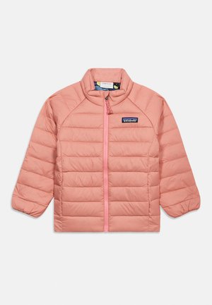Ροζ παιδικό καπιτονέ μπουφάν με μακριά μανίκια, εμπρόσθιο φερμουάρ και το λογότυπο της Patagonia στο στήθος.
