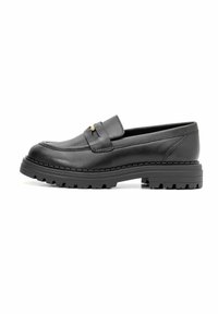 Czarne skórzane mokasyny z okrągłym noskiem, niskim profilem i teksturowaną gumową podeszwą z wyraźnym bieżnikiem. Złoty akcent na cholewce.