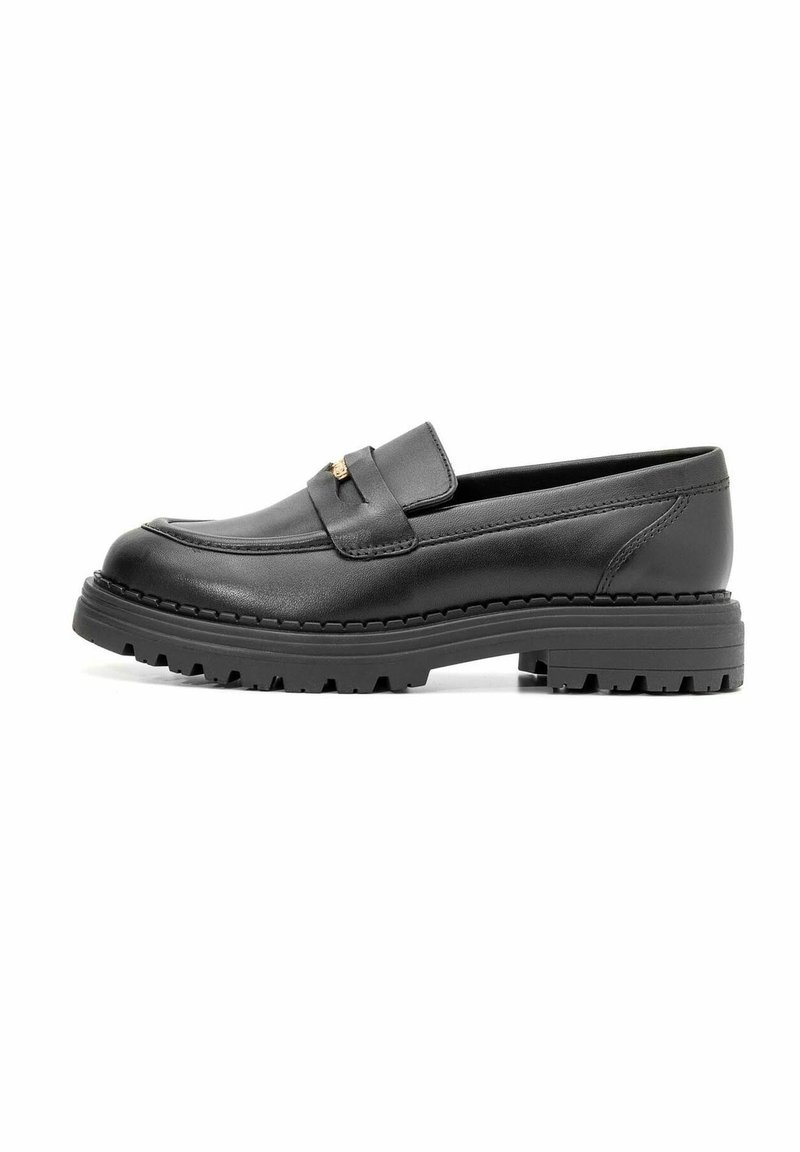 Czarne skórzane mokasyny z okrągłym noskiem, niskim profilem i teksturowaną gumową podeszwą z wyraźnym bieżnikiem. Złoty akcent na cholewce.