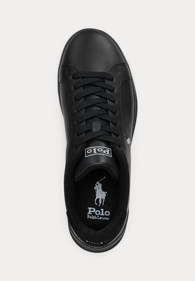 Juodi Polo Ralph Lauren odiniai sportbačiai su juodais raišteliais, logotipu ant liežuvio ir vidpadžio, vaizduojančiu polo žaidėją ant žirgo.