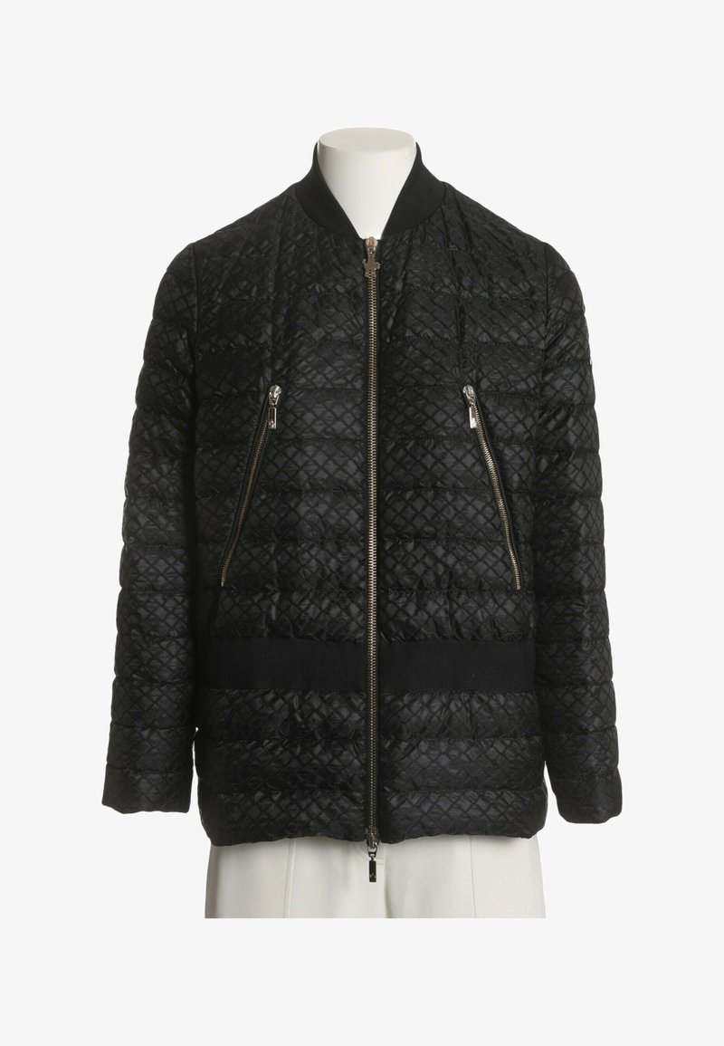 Veste bomber matelassée noire avec fermeture éclair à l'avant et deux poches zippées en diagonale sur un torse de mannequin blanc.
