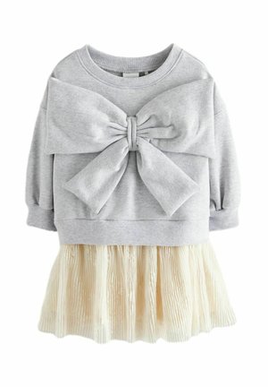 Robe grise à manches longues avec un nœud surdimensionné à l'avant et une jupe plissée en chiffon couleur crème attachée à la taille.