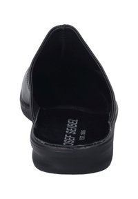 Svart läder slip-on sko med rund tå, slät yta och vadderad sula. Har logotyp på insidan av skon.