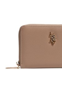 Beżowy skórzany portfel o fakturze z drobnym wzorem, ze złotymi okuciami i wytłoczonym logo na przedzie. Posiada zamek błyskawiczny oraz metalowy identyfikator.