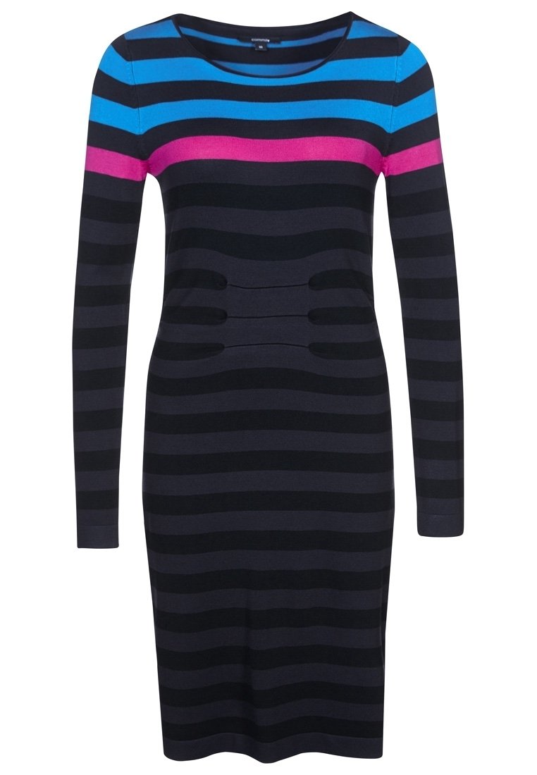 Robe en maille à manches longues, longueur genou, à rayures horizontales noires, gris foncé, bleues et magenta, avec des détails froncés subtils à la taille.