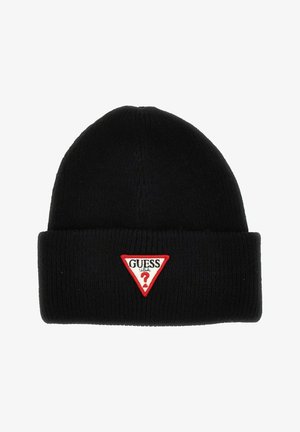 Berretto di maglia nero con risvolto e un patch triangolare rosso e bianco con il logo "GUESS" sulla parte anteriore. Tessuto caldo e testurizzato.