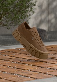 Sélectionné, warm khaki