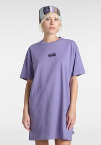 Fioletowy, oversize'owy t-shirt wykonany z bawełny, z krótkimi rękawami; posiada czarne, haftowane logo Vans na klatce piersiowej. Prosty design i kształt.