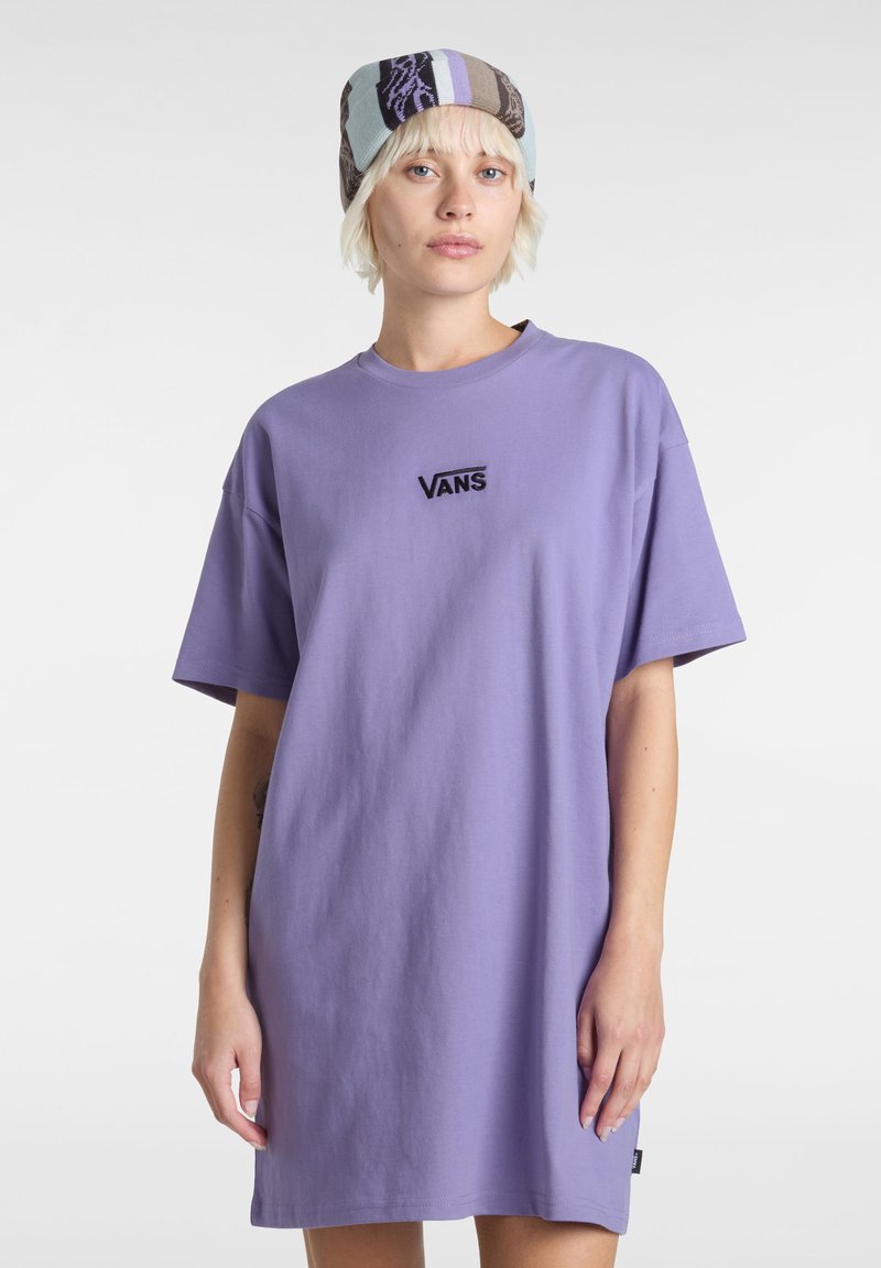 Fioletowy, oversize'owy t-shirt wykonany z bawełny, z krótkimi rękawami; posiada czarne, haftowane logo Vans na klatce piersiowej. Prosty design i kształt.