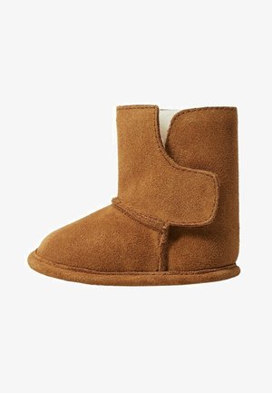 Bruine suède babylaars met klittenbandsluiting en zachte witte binnenvoering, ontworpen voor warmte en gemakkelijk dragen.